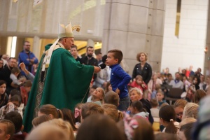arcybiskup jędraszewski i dzieci